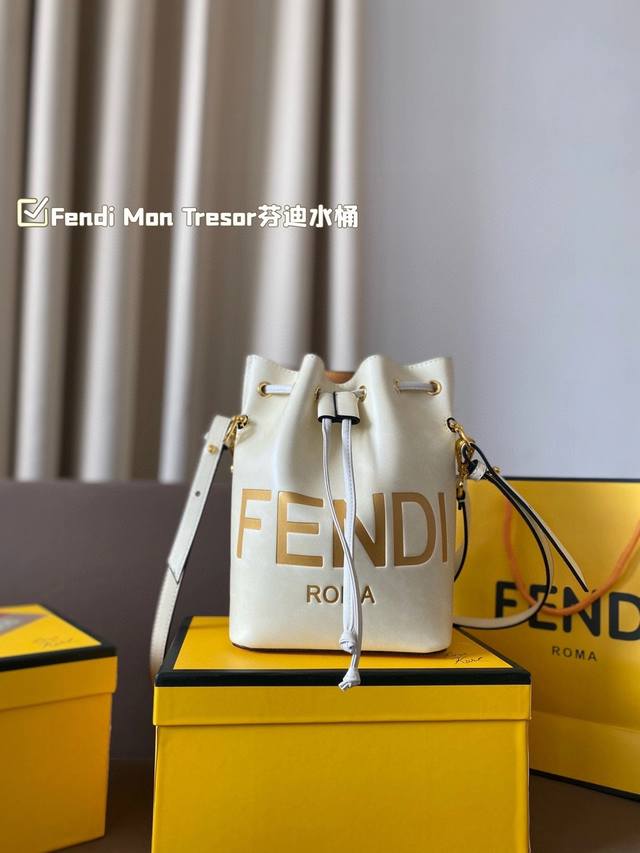 最新款 Fendi小水桶大容量真的太能装啦 Fendi新款小水桶这款妥妥复古街头的感觉非常时尚图虽然是小小的一只mini水桶包真的满能装的~手机圃车钥匙p充电宝