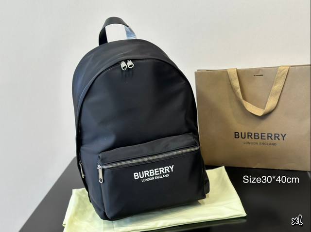 Size：30*40Cm Bur双肩包这款背包以标志性burberry Trench风衣的独创面料作为灵感来源，采用与棉质嘎巴甸同为密织结构的柔韧尼龙材质制成。