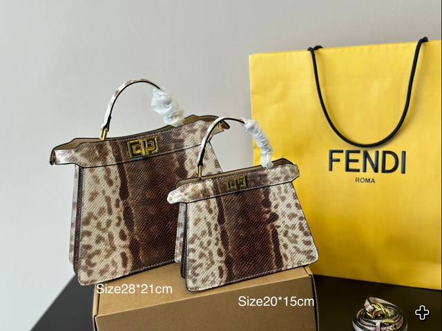 尺寸28*21 20*15 芬迪fendi Peekaboo小猫包 质感很高级 精致优雅 容纳量丝毫不含糊，日常出行的手机、口红、钥匙、纸巾、口香糖、笔和小笔记