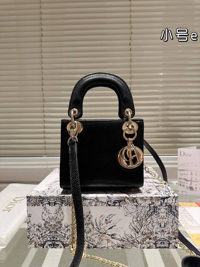 礼盒 Dior 戴妃包 蜥蜴纹 Lady 内里配羊筋，采用羊皮革精心制作 中号款式，搭配可拆卸的链条肩带和可调节 可拆卸的皮革肩带，可手提、肩背或斜挎 是日常造