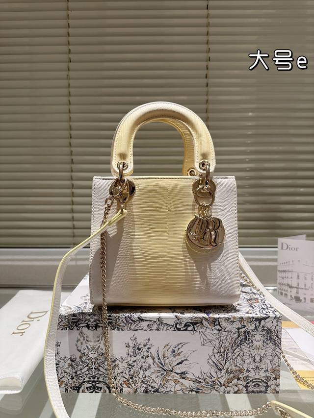 礼盒 Dior 戴妃包 渐变色 Lady 内里配羊筋，采用羊皮革精心制作 中号款式，搭配可拆卸的链条肩带和可调节 可拆卸的皮革肩带，可手提、肩背或斜挎 是日常造