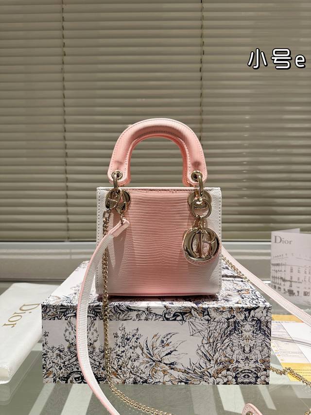 礼盒 Dior 戴妃包 渐变色 Lady 内里配羊筋，采用羊皮革精心制作 中号款式，搭配可拆卸的链条肩带和可调节 可拆卸的皮革肩带，可手提、肩背或斜挎 是日常造