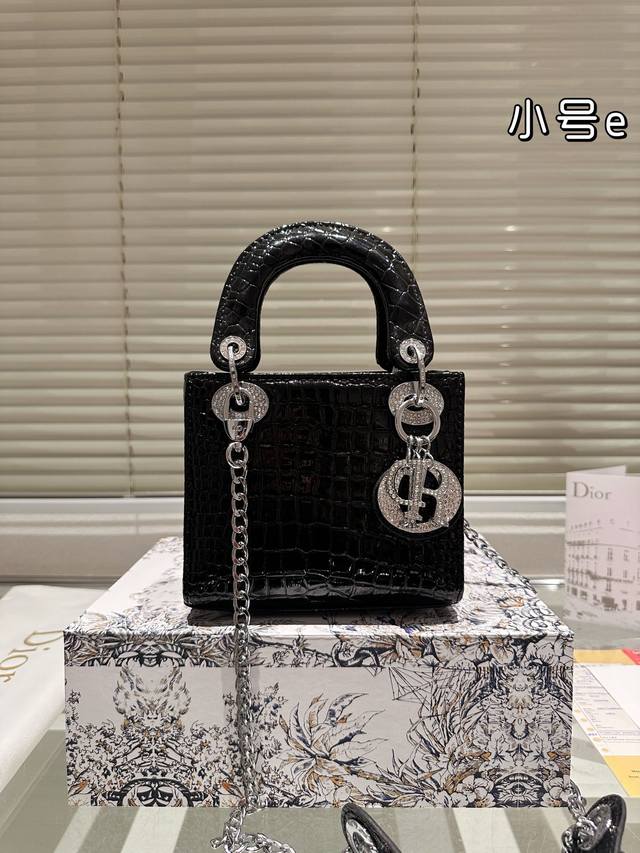 礼盒 Dior 戴妃包 鳄鱼纹 Lady 内里配羊筋，采用羊皮革精心制作 中号款式，搭配可拆卸的链条肩带和可调节 可拆卸的皮革肩带，可手提、肩背或斜挎 是日常造