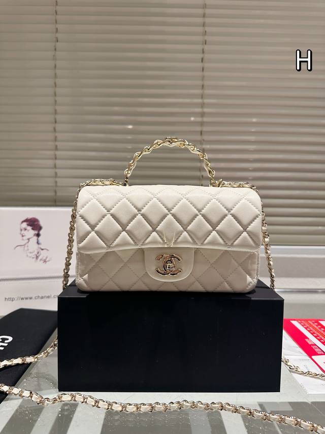 羊皮 折叠礼盒 Chanel 手柄mini Cf Handle 手柄款cf款式一直以来都是百看不腻的 这季度在经典cf Handle基础上搭配了皮穿链手柄 经典