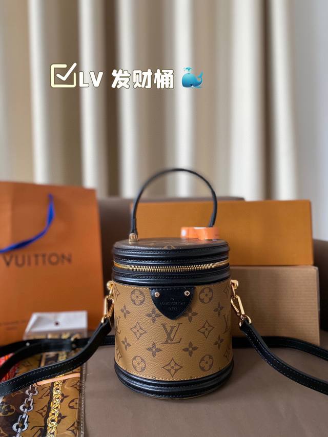 配飞机盒折叠盒子 Lv 发财桶 原版五金logo 内设专柜logo 备受拥戴拥有超久历史 华丽感爆棚 入门级轻熟款 秀气精致很提气质 质量对比原版复刻 皮绒内里