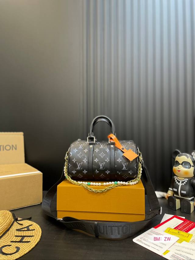 配折叠礼盒 L家 Keepall 枕头包 真的是小可爱！ 贼适合的keepall20黑武士 男盆友的战包 搜索 Lv Keepall 尺寸：25*14