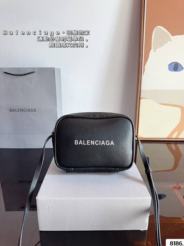 配礼盒 Balenciaga 巴黎世家相机包 超实用！一个顶十个实用！ 软软的皮质 爱不释手 尺寸：20*6*15Cm