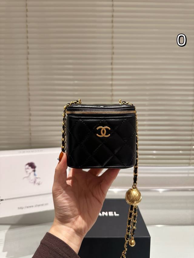 礼盒包装 Chanel 经典王牌 小箱子 大号内置化妆镜 黑色系的搭配很适这季节 复古氛围感瞬间拉满 尺寸11Cm