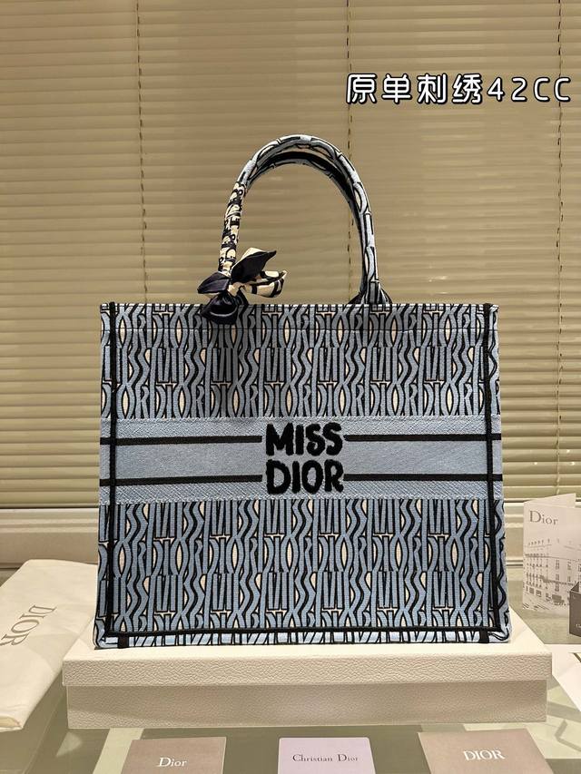 原单刺绣 Dior 提花 托特包 配内胆 Dior Book Tote今年最喜欢的一款购物袋 Tote我用的次数最多的包，因为容量超级大，不管什么东西都向里面放