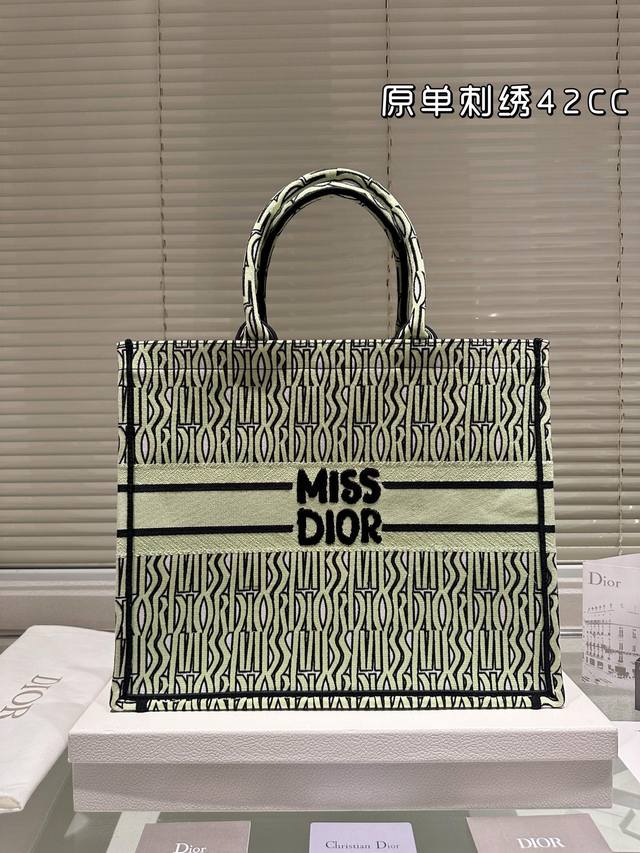 原单刺绣 Dior 提花 托特包 配内胆 Dior Book Tote今年最喜欢的一款购物袋 Tote我用的次数最多的包，因为容量超级大，不管什么东西都向里面放