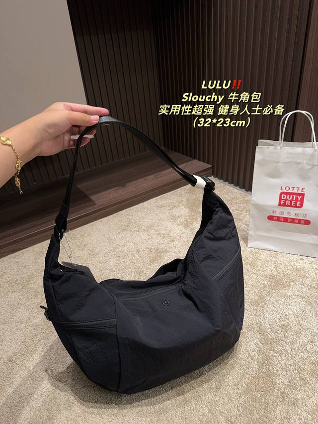 尺寸32.23 Lulu Slouchy牛角包 面料不易被水沾湿，耐用不易磨损 主兜ykk双向拉链，两侧分别有一个拉链兜 可放些随身东西 实用性非常强，内部空间