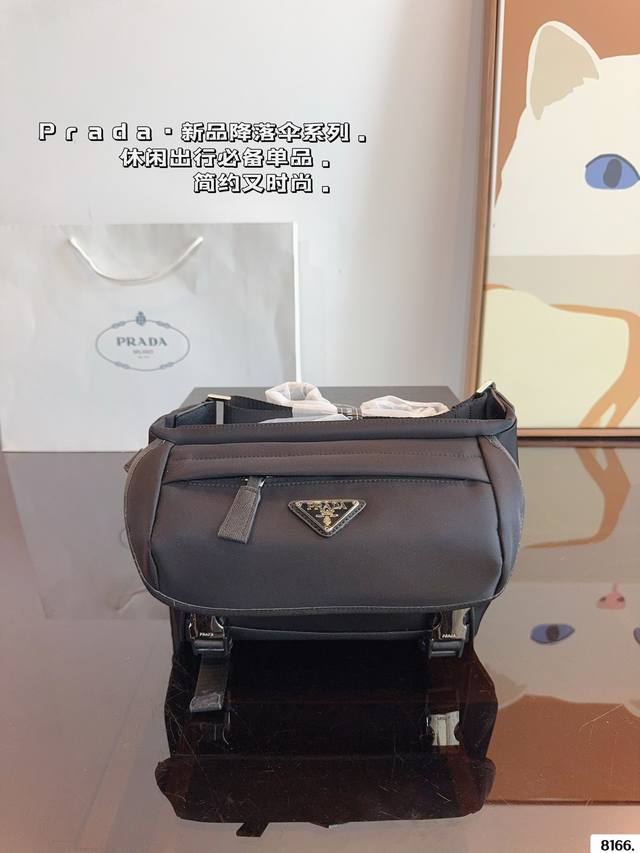 Prada Re- Nylon再生尼龙和saffiano皮革单肩包斜挎差包，男女可用 意大利进口降落伞布料配十字纹牛皮, 高级防泼水面料，纯正的拉丝工艺五金 盖