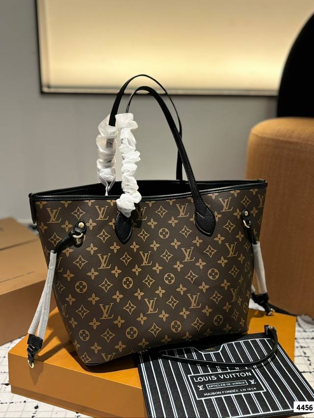 折叠礼盒包装 Lv 新款 Nf 原单 Neverfull 购物袋！入门级的款式哦！绝对的终身款！此物经典不言而喻！街拍和实用都是非常nb的选择！大家拿到后可以感