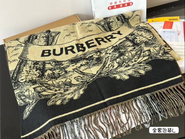 全套包装 Burberry围巾 嗨！寒冷的冬天来了，是时候为你的穿搭加上一抹亮色！这款围巾简直太魔法了，不仅能保暖还能让你立即成为时尚焦点！搭配外套、毛衣或裙子