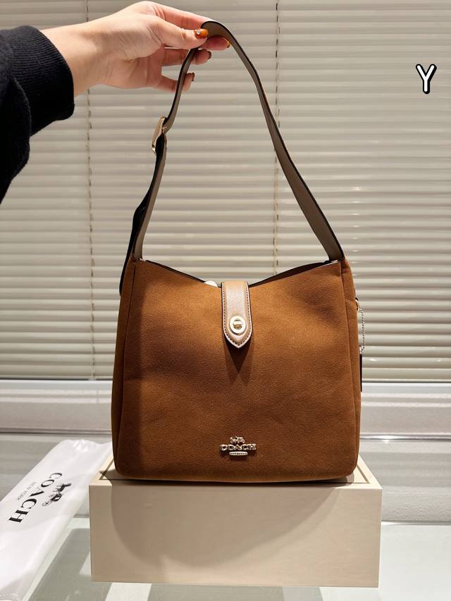 礼盒包装 Coach新款nhadley美哭啦 Coach十月新款hadley Crossbody 可调节拼接肩带设计可腋下可斜挎 麂皮材质氛围感一整个电 真的不