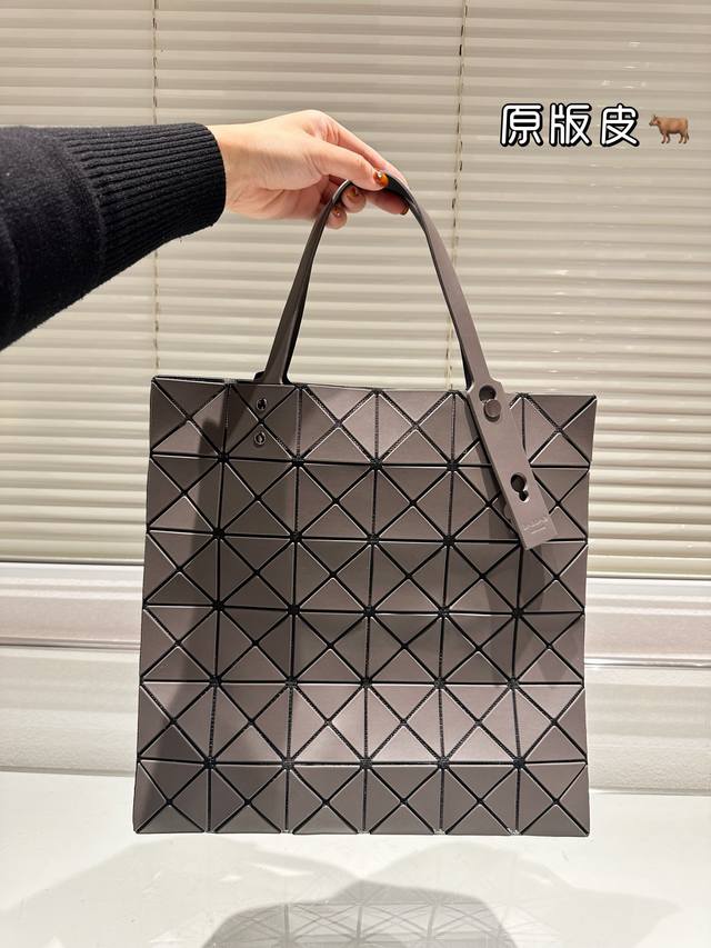 Issey Miyake Baobao 三宅一生6X6 尺寸 34X34Cm 真的超高级！ 正版五金无缝拼接