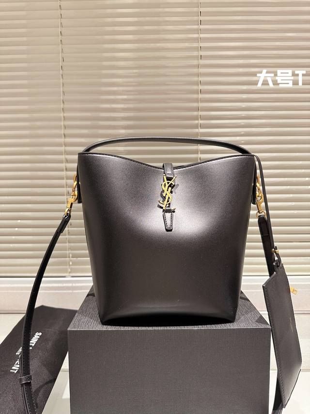 大号 Ysl Hobo腋下 水桶包 Ysi家当之无愧的入门经典款 超级耐燥这个皮质真的是我最爱的皮质之一不怕刮牛皮的纹理也有质感 相比金链我更喜欢链非常耐看 链