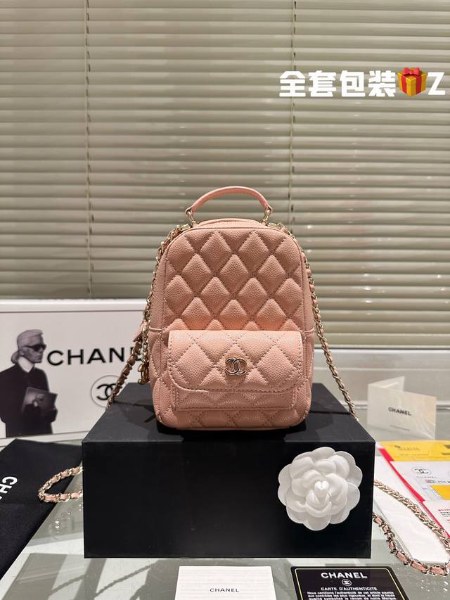 牛皮 配盒 Size：13*18Cm 小香家chanel香奈儿 24C新款双肩包 这季炒鸡可爱的小双肩 ！看着很小容量还挺大背法也有很多种非常 Nice 黑色荔