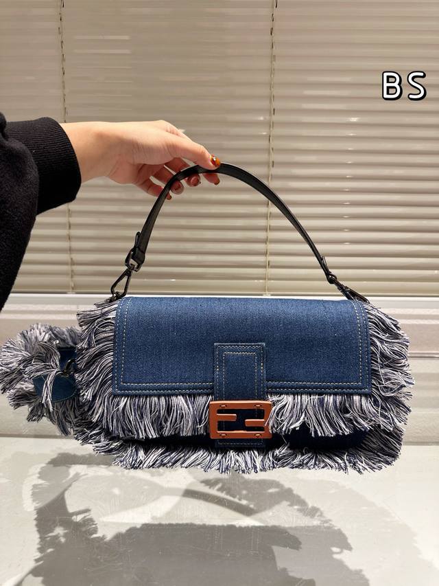 折叠盒 Fendi Baguette法棍包中号第一眼就觉得砸中了我。加上中号有一根较长的肩带，非常实用。中号的装两个手机，钱包，钥匙，墨镜，口红，粉饼都毫无压力