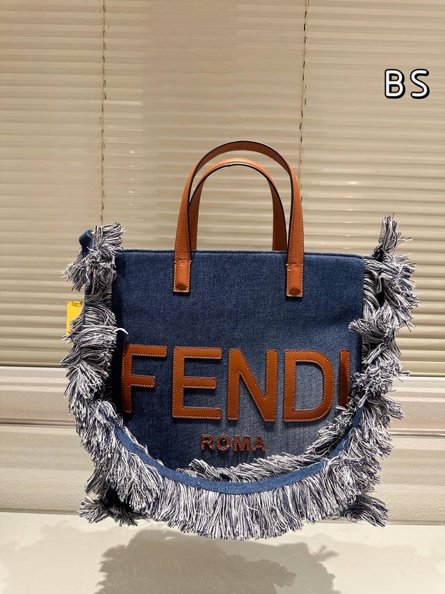 Fendi 联名牛仔 托特包 单肩、斜跨都不是问题， 有种慵慵懒懒的街头风。 超级好用！ 尺寸 30 33Cm