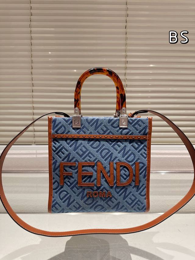 全新 Size Shine Tote Fendi Tote 托特包“阳光手提袋” 简单宇母logo 设计，琥珀色双手柄是整个包包最大焦点，单拧着就很有气场，也不