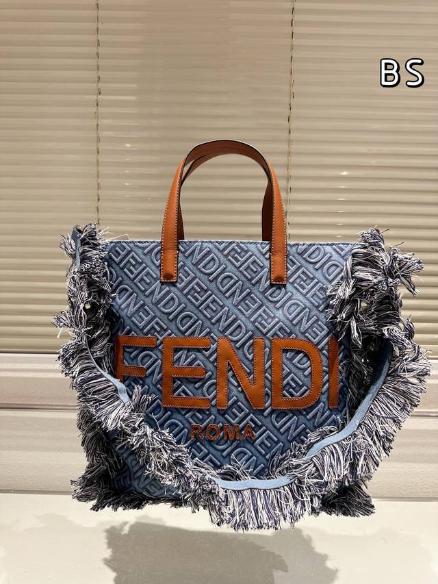 Fendi 联名牛仔 托特包 单肩、斜跨都不是问题， 有种慵慵懒懒的街头风。 超级好用！ 尺寸 30 33Cm