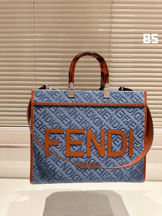 压纹 尺寸：35 30Cm F家 Fendi Peekabo 购物袋 经典的tote造型！托特包