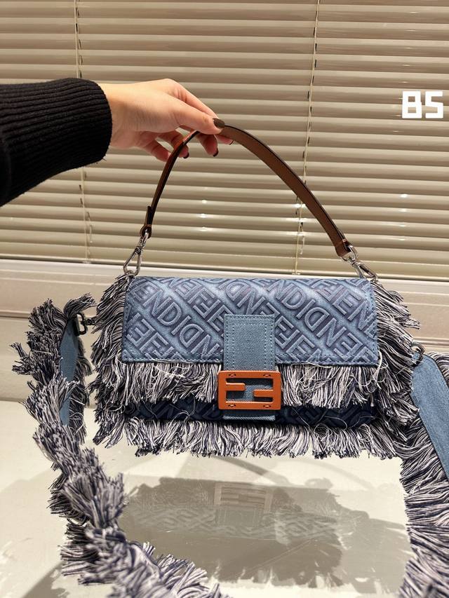 折叠盒 Fendi Baguette法棍包中号第一眼就觉得砸中了我。加上中号有一根较长的肩带，非常实用。中号的装两个手机，钱包，钥匙，墨镜，口红，粉饼都毫无压力