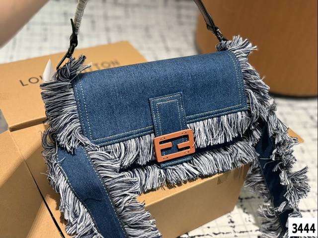 礼盒包装 Fendi 新款 牛仔流苏 法棍包 米兰时装周街拍中，潮人们背的最多的包包大概就是fendi芬迪的这款腋下包了 经典布料 有种慵慵懒懒的街头风。戚薇、