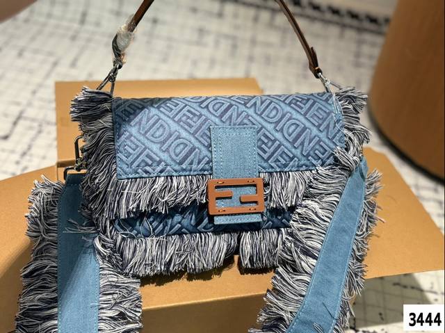 礼盒包装 Fendi 新款 牛仔流苏 法棍包 米兰时装周街拍中，潮人们背的最多的包包大概就是fendi芬迪的这款腋下包了 经典布料 有种慵慵懒懒的街头风。戚薇、