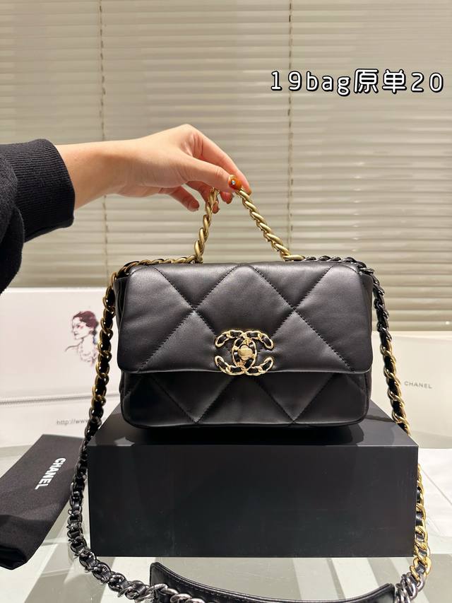 头层皮 Chanel19Bagi1男生女生都可以拥有的小香这个包又多“不需要我多说了 大logo黑金标志辨识度很高 我觉得大小刚刚好容量够日常使用 休闲风和淑女