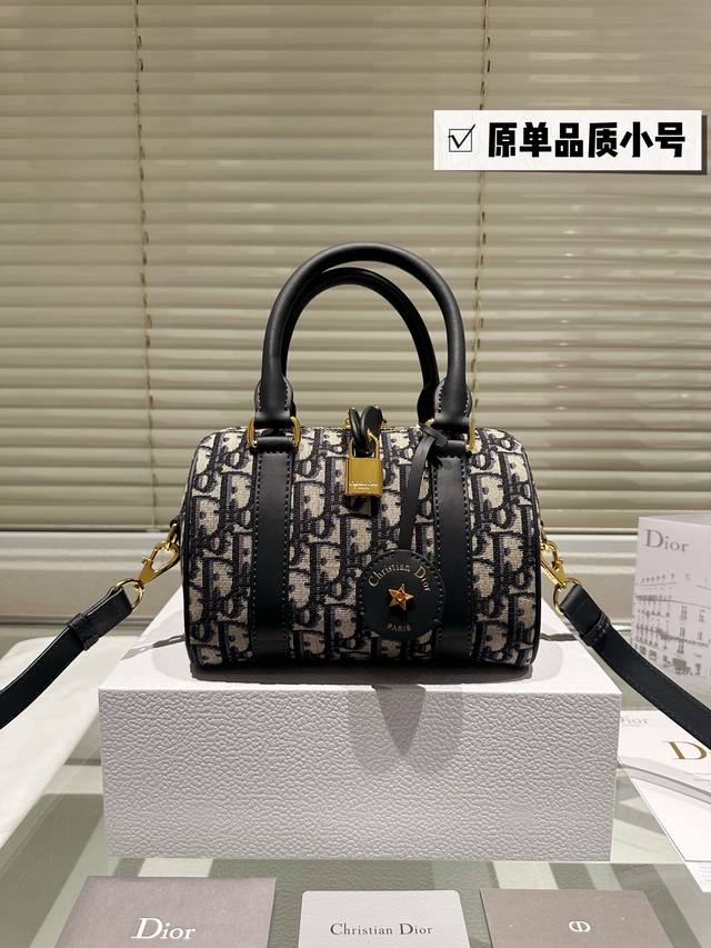 原版布 Dior Groove上新啦！！ 波士顿枕头手袋出是50年代末和60年代名流的宠儿，随着生活方式的改变，小号波士顿包型，日常使用也是非常非常实用和时髦的