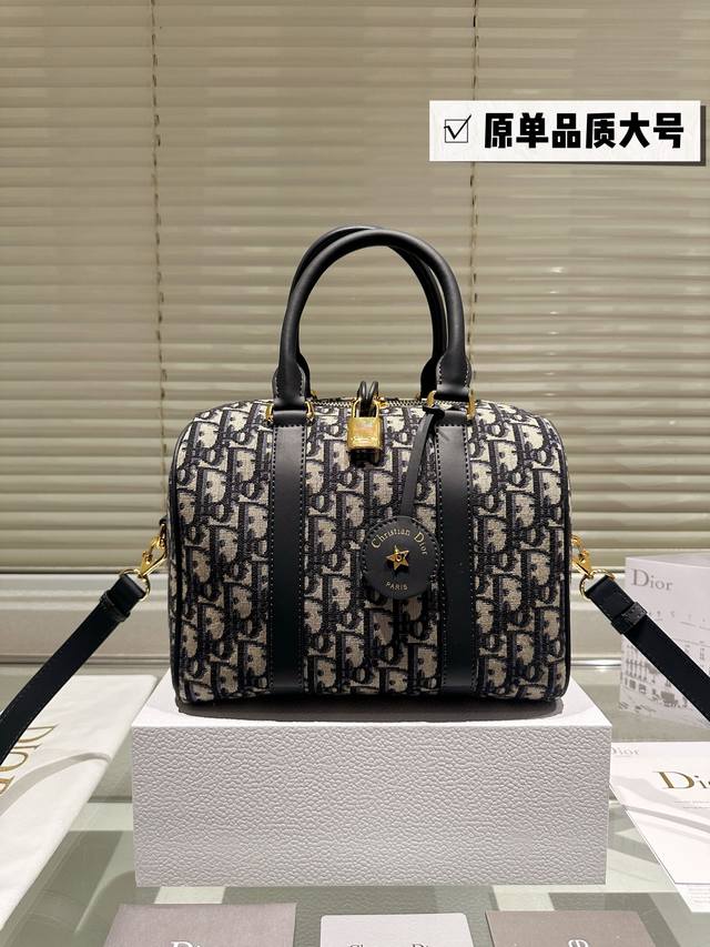 原版布 Dior Groove上新啦！！ 波士顿枕头手袋出是50年代末和60年代名流的宠儿，随着生活方式的改变，小号波士顿包型，日常使用也是非常非常实用和时髦的