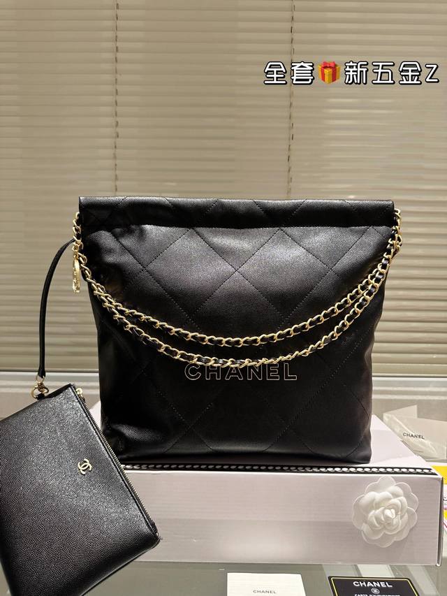 新五金 礼盒 Chanel 22Bag 以数字命名的“垃圾袋” Chanel 品牌艺术总监virginie Viard在年春夏 时装秀_上推出一款新款手提包: