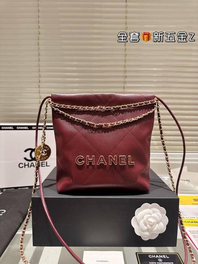 新五金 本季最期待的款之一 Chanel24A手工坊j每年的手工坊系列可以说是香家最精致的一季最能体现香奈儿独特工艺的一季垃圾袋 在这只22Bag看到了 看似繁