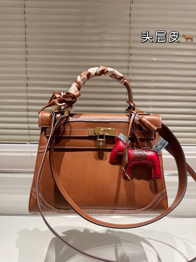 头层牛皮 Hermès 爱马仕 凯莉包 高端质量 专柜最新款进口荔枝纹 明星同款 原版质量 ，Hermès每个女孩的必备品 尺寸：32Cm