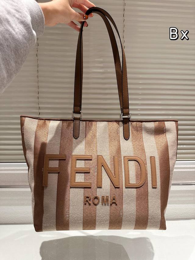 尺寸：35 30Cm F家 Fendi Peekabo 购物袋 经典的tote造型！托特包