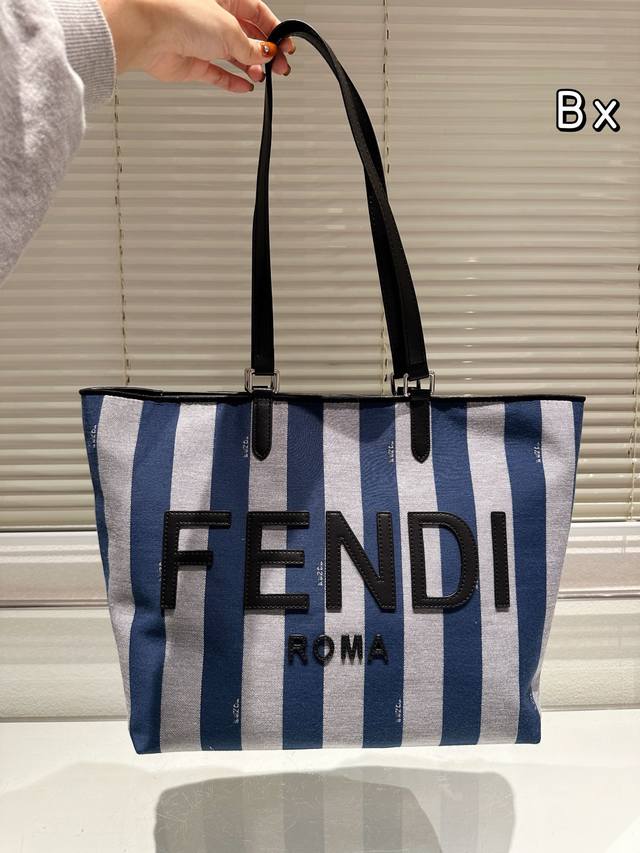 尺寸：35 30Cm F家 Fendi Peekabo 购物袋 经典的tote造型！托特包