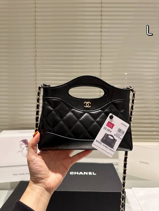 Chanel 链条包 31Bag 黑色系的搭配很适这季节 复古氛围感瞬间拉满 尺寸20.15