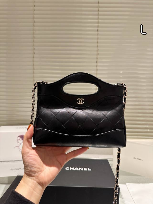 Chanel 链条包 31Bag 黑色系的搭配很适这季节 复古氛围感瞬间拉满 尺寸20.15