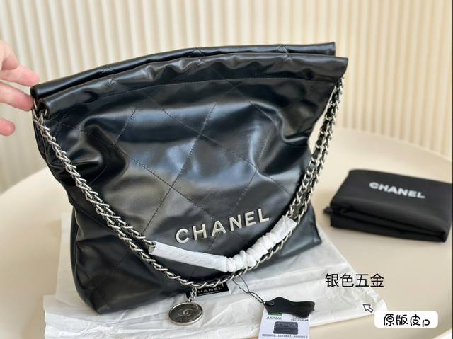 折叠盒 Chanel 千呼万唤的牛皮系列 今年火遍全网的垃圾袋 不多说啦直接上现货 搜索 小香家 垃圾袋 尺寸31*32Cm