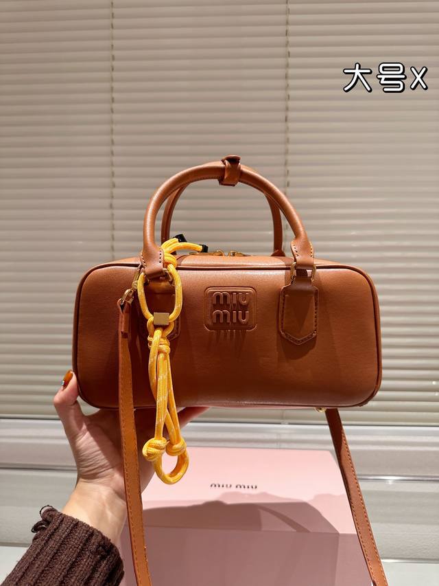 大号 Miumiu-Softy Padded 新款 Softy Padded 手袋是对经典 Bauletto 造型的重新诠释，其简洁利落的剪裁彰显出该系列背后的