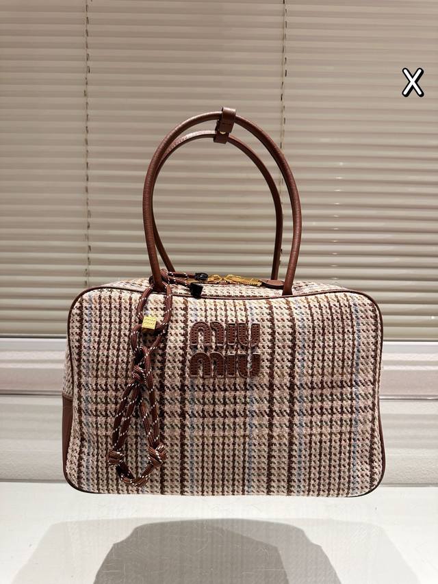 Size：35*22Cm Miumiu保龄球 公文包 皮质光滑细腻柔软， 棉质缎面衬里。 背起来都很nice 哦 可手拎也可斜挎！ 出场就是miumiu小公主！