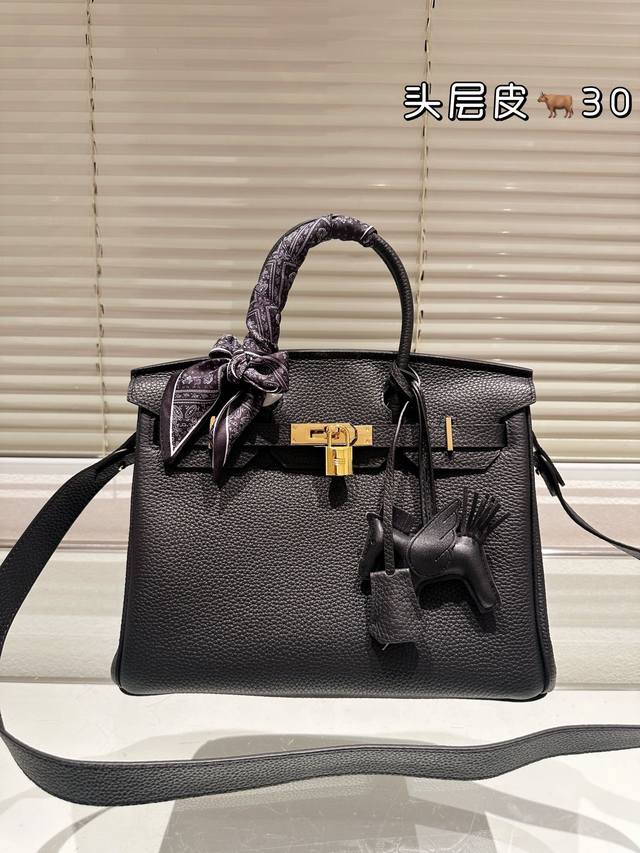 顶级原单 头层牛皮 顶级原单进口头层togo皮 Hermès 爱马仕 铂金包 高端质量 专柜最新款进口荔枝纹 明星同款 原版质量 ，Hermès每个女孩的必备品