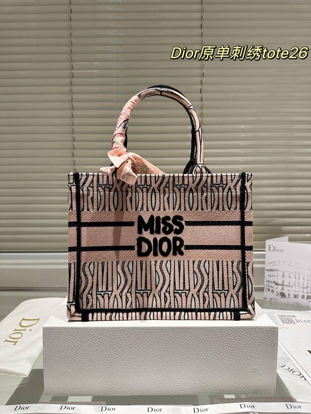 原版布 Dior Book Tote 由玛丽亚．嘉茜娅．蔻丽 Maria Grazia Chiuri 呈献的 Book Tote 手袋优良体现了 Dior 对优