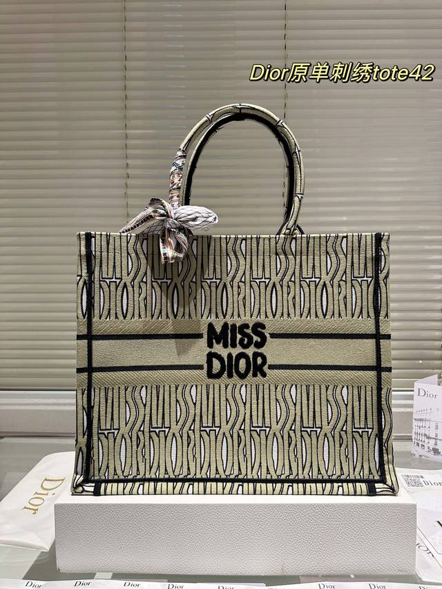 原版布 Dior Book Tote 由玛丽亚．嘉茜娅．蔻丽 Maria Grazia Chiuri 呈献的 Book Tote 手袋优良体现了 Dior 对优