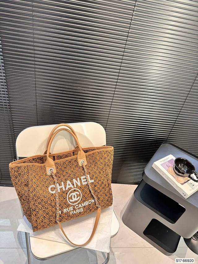 Chanel 新款香奈儿沙滩包购物袋 Chanel沙滩包每年都会出新的款 跟老款不同的logo装饰更加高端大气 容量超级可妈咪包 简约休闲的设计深受欢迎 而且容