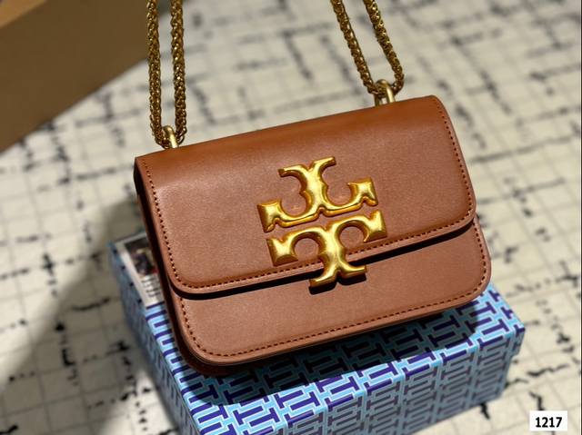 礼盒 托里伯奇小金砖 Toryburch 真的爱死这种金属质感了！ Toryburch 小金砖颜值一直在线， 包身搭配金色黄铜链条 。 我真的爱死这种高级感了~