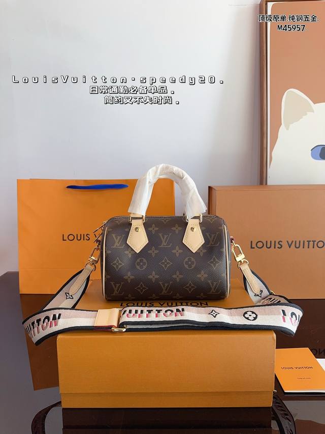 配礼盒. Lv Speedy 刺绣肩带枕头包 这款retiro 手袋以标志性的lv老花面料制成，搭配奢华的变色牛皮饰边，经典永恒。优雅低调的外形设计和宽敞的包