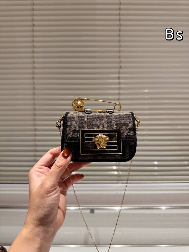 Fendi Vintage迷你法棍包 米兰时装周街拍中，潮人们背的最多的包包大概就是fendi芬迪的这款腋下包了 经典布料 有种慵慵懒懒的街头风。戚薇、Rosi